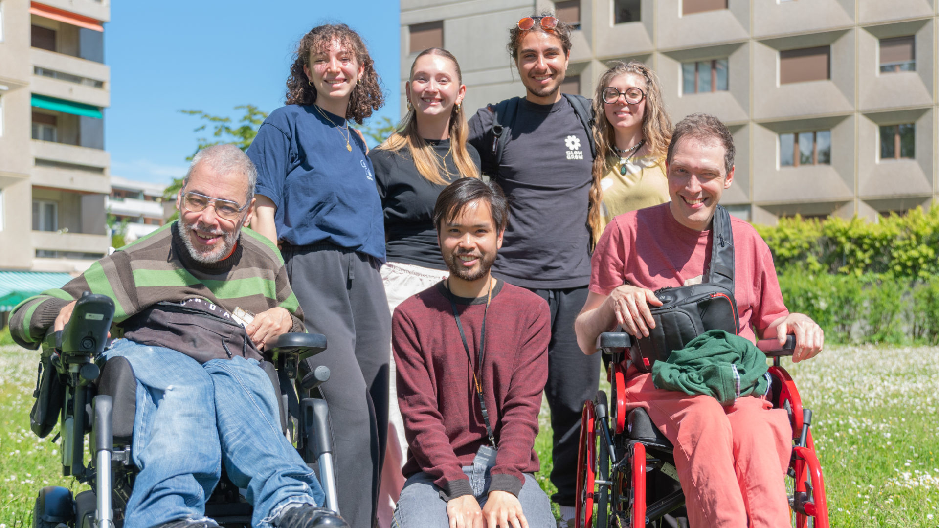 Laeticia, Claire, Timea et Luca, étudiants à la Haute école de travail social de Genève (HETS), échangent avec Niels, Michel et Miguel, membres de l’équipe de rédaction de synergies mag, au sujet de leur quotidien de personne en situation de handicap.