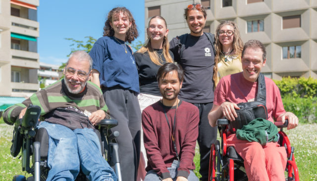 Laeticia, Claire, Timea et Luca, étudiants à la Haute école de travail social de Genève (HETS), échangent avec Niels, Michel et Miguel, membres de l’équipe de rédaction de synergies mag, au sujet de leur quotidien de personne en situation de handicap.