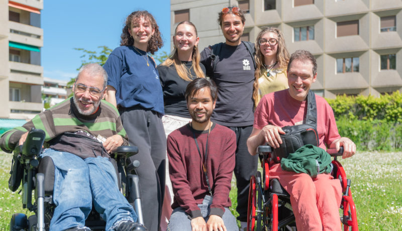 Laeticia, Claire, Timea et Luca, étudiants à la Haute école de travail social de Genève (HETS), échangent avec Niels, Michel et Miguel, membres de l’équipe de rédaction de synergies mag, au sujet de leur quotidien de personne en situation de handicap.