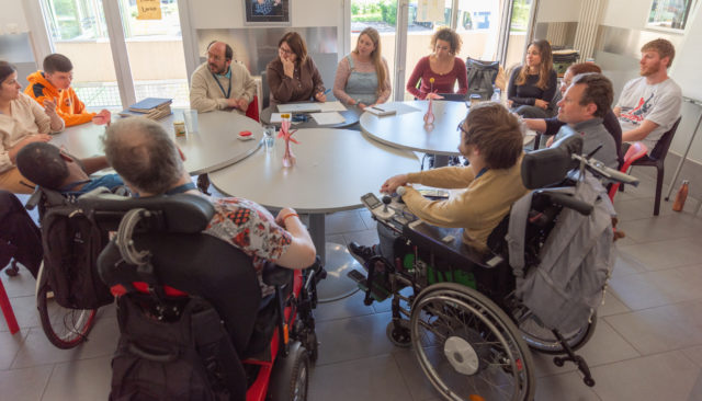 L’après-midi du 13 mai 2025, une vingtaine d’étudiants de deuxième année de la Haute Ecole de Travail Social de Genève (HETS) se sont rendus à l’atelier des Voirets de la Fondation Foyer-Handicap pour prendre part à quatre animations distinctes.