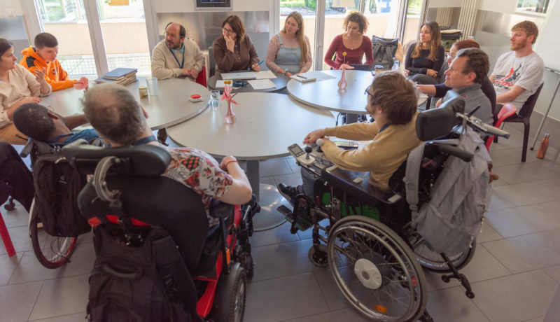 L’après-midi du 13 mai 2025, une vingtaine d’étudiants de deuxième année de la Haute Ecole de Travail Social de Genève (HETS) se sont rendus à l’atelier des Voirets de la Fondation Foyer-Handicap pour prendre part à quatre animations distinctes.