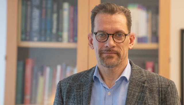 Dr Logos Curtis, psychiatre